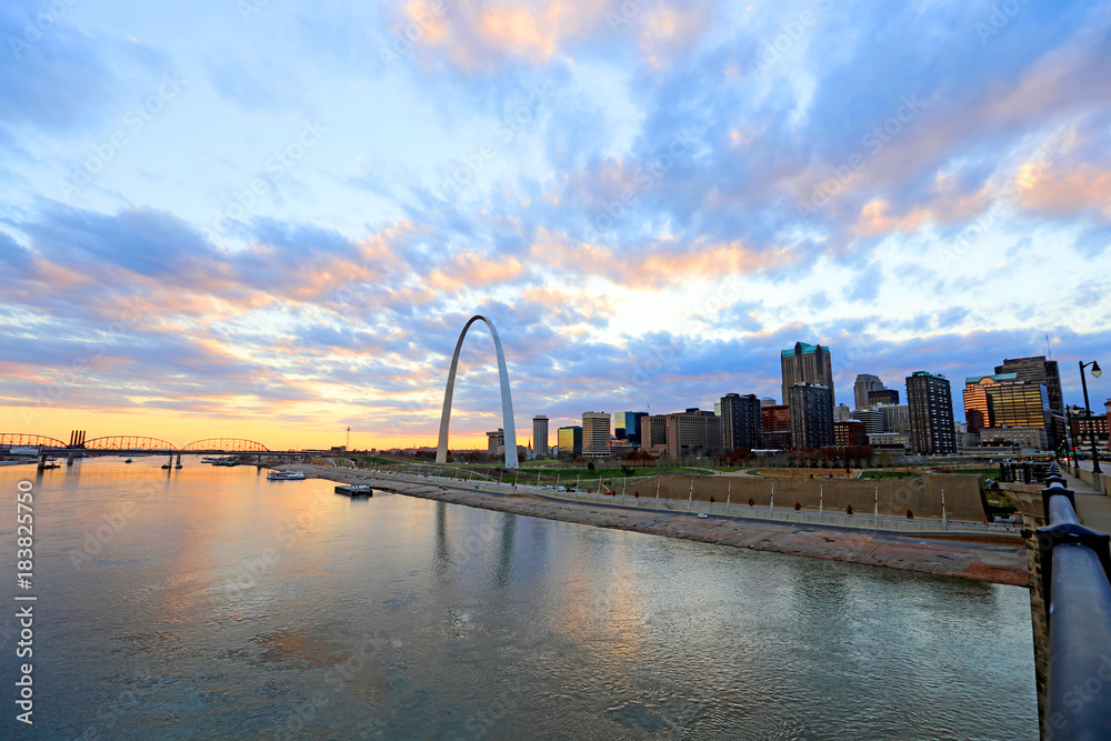 Obraz premium St. Louis, Missouri and the Gateway Arch from Eads Bridge.