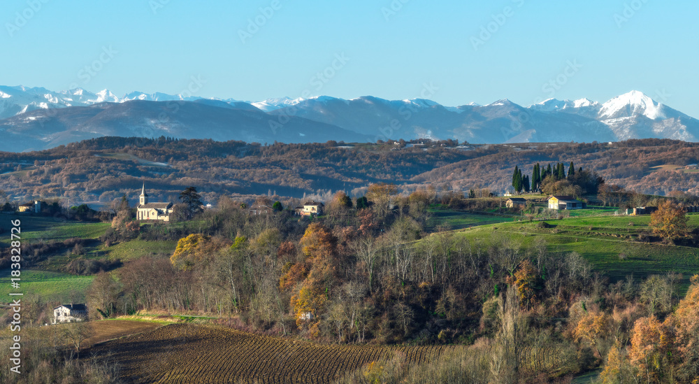 Vue sur les collines avec les Pyrénées en arrière plan