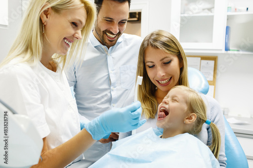 Rodzina w gabinecie stomatologicznym