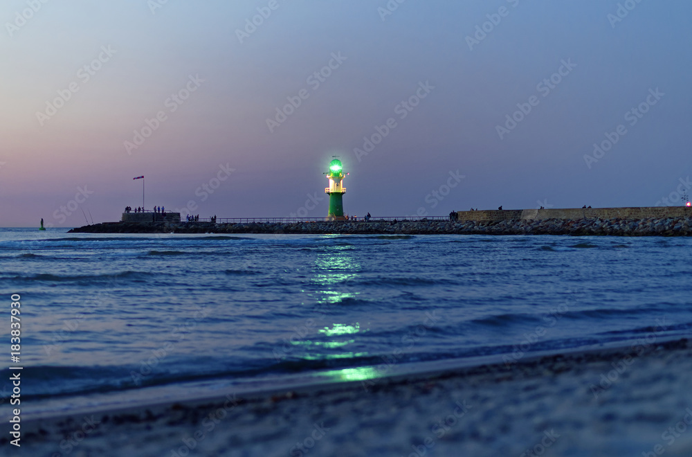 Leuchtturm in Warnemümde an der Ostsee in der Abenddämmerung
