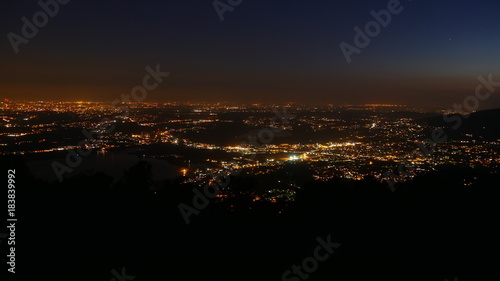 Panorama notturno della pianura illuminata