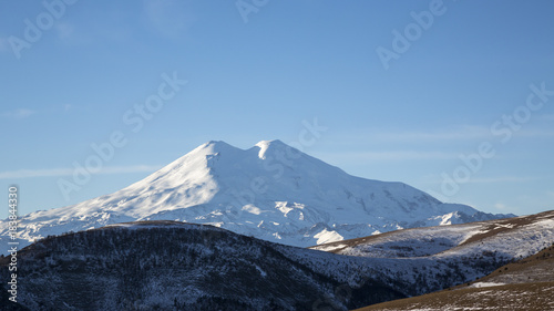 Горный пейзаж. Высокая гора Эльбрус, снежные вершины, достопримечательности Северного Кавказа © Ivan_Gatsenko