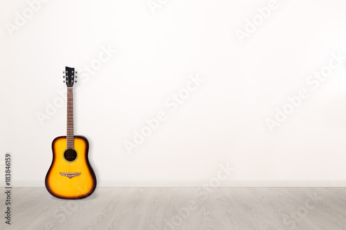 Stanza vuota con chitarra