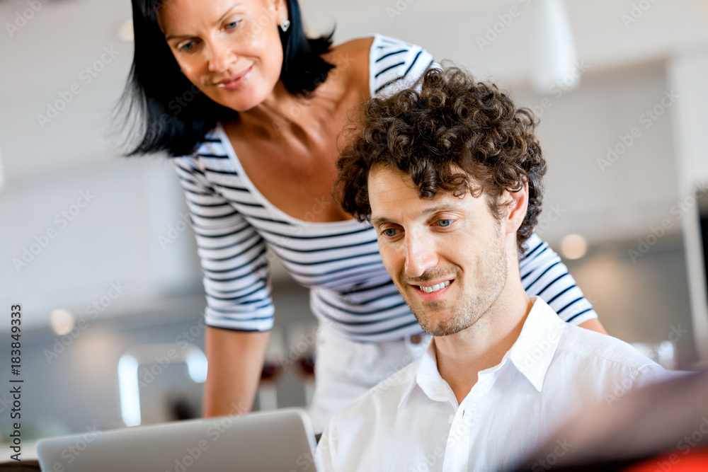 Fototapeta premium Couple at home using laptop