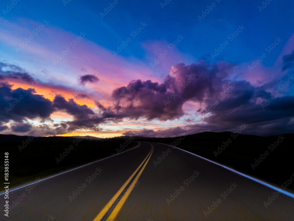 Fototapeta premium Country road sunset