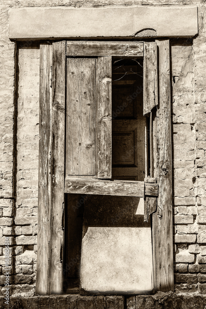Naklejka premium damaged old door