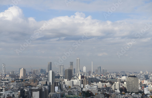 日本の東京都市風景：青空と雲のある風景「池袋の高層ビル群などを望む」