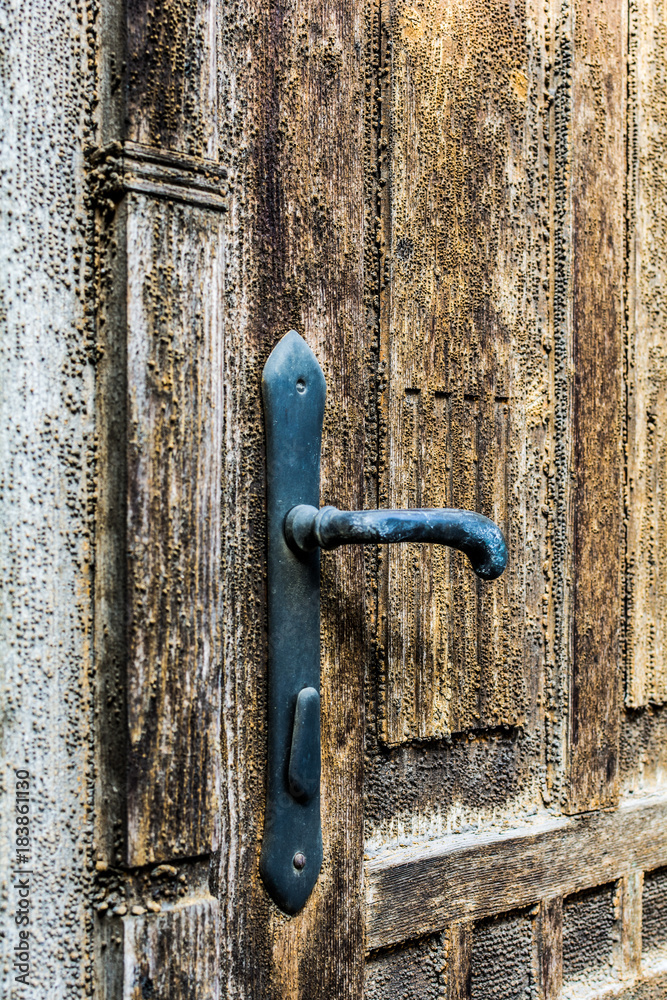Naklejka premium interesting old door handle