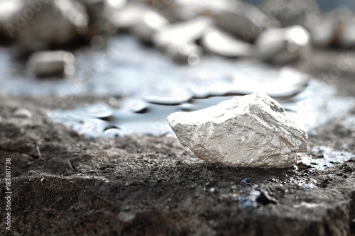 Konstfotografi lump of silver or platinum on a stone floor