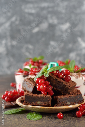 Cake with red currants