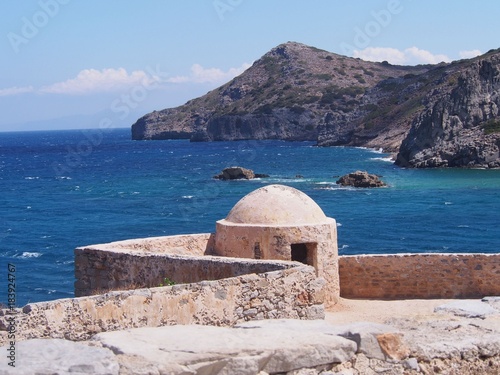 Widok na morze z fortu na wyspie Spinalonga