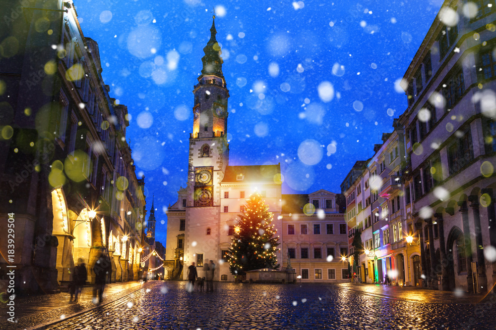 Naklejka premium Görlitz in Sachsen zu Weihnachten mit Schneefall Altes Rathaus