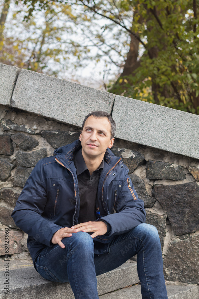 Obraz premium Handsome man in the autumn park