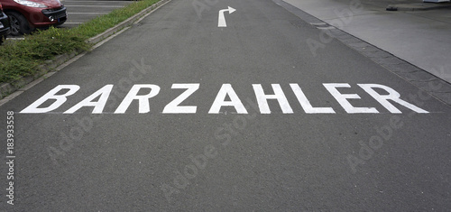 Symbolfoto - Markierung auf Stra  e  Barzahler rechts Abbiegen