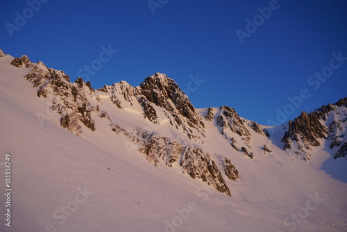 朝日を浴びる中央アルプス宝剣岳。大量の積雪後。雪崩の破断面がくっきりと。
