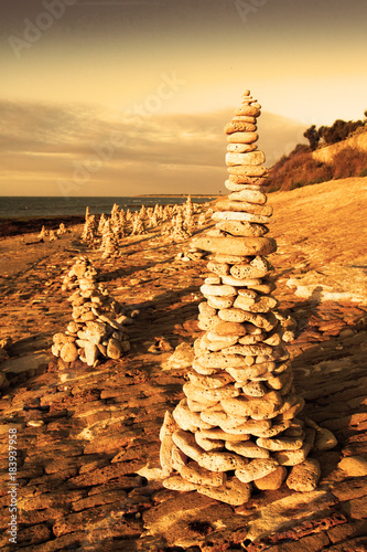 Tela plage du phare des baleines sur l'île de Ré avec ses cairns