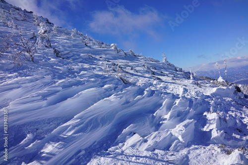 厳冬の八ヶ岳稜線。風に刻まれた冬の証、風紋