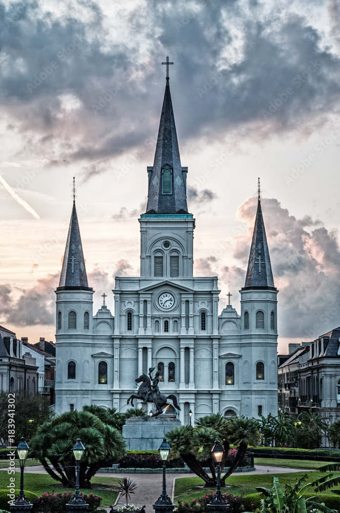 Schwarzweiß-Aufnahme der St. Louis Cathedral in New Orleans bei Sonnenuntergang