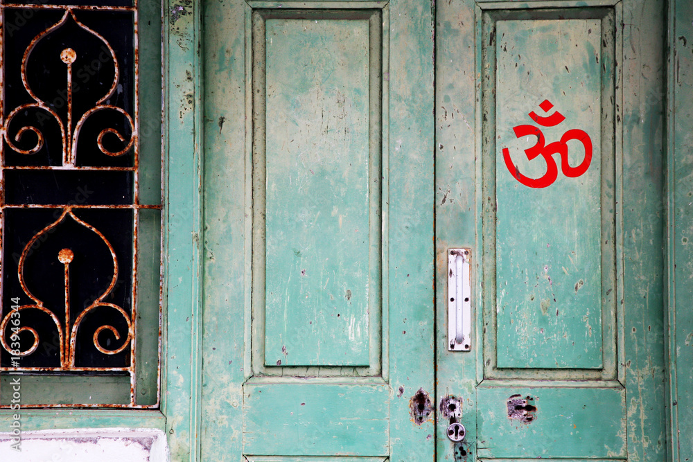Om-Zeichen an einer Tür in Indien - obrazy, fototapety, plakaty 