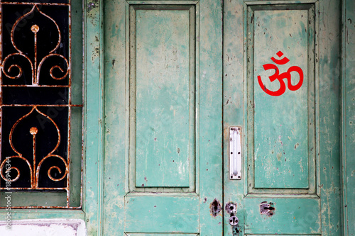 Om-Zeichen an einer Tür in Indien
