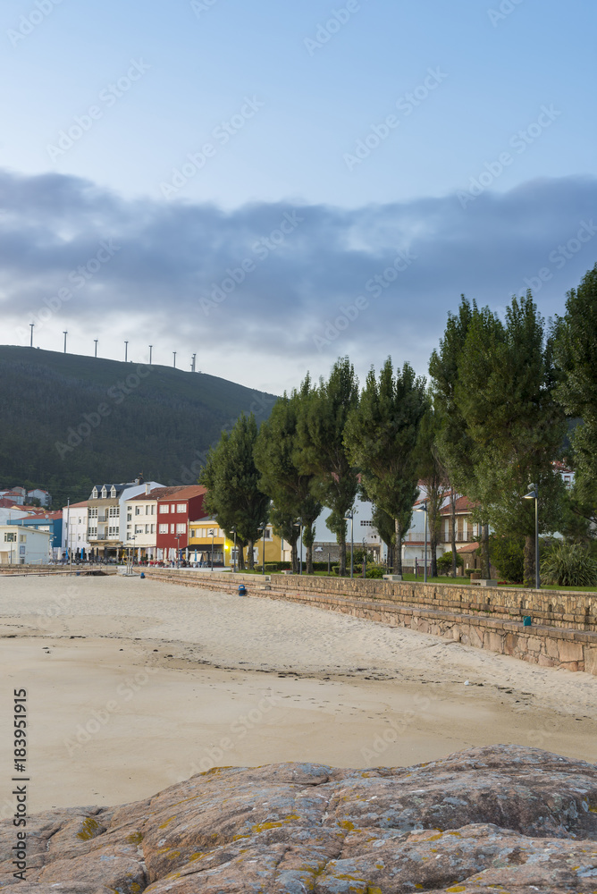 Playa y paseo marítimo de Ezaro (La Coruña, España).