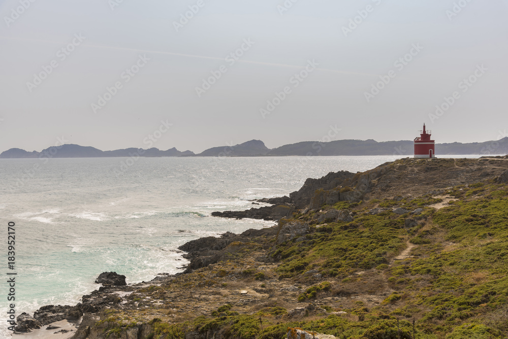 Faro de Punta Robaleira (Cangas de Morrazo, Pontevedra - España) e Islas Cies al fondo.