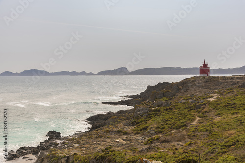 Faro de Punta Robaleira (Cangas de Morrazo, Pontevedra - España) e Islas Cies al fondo.