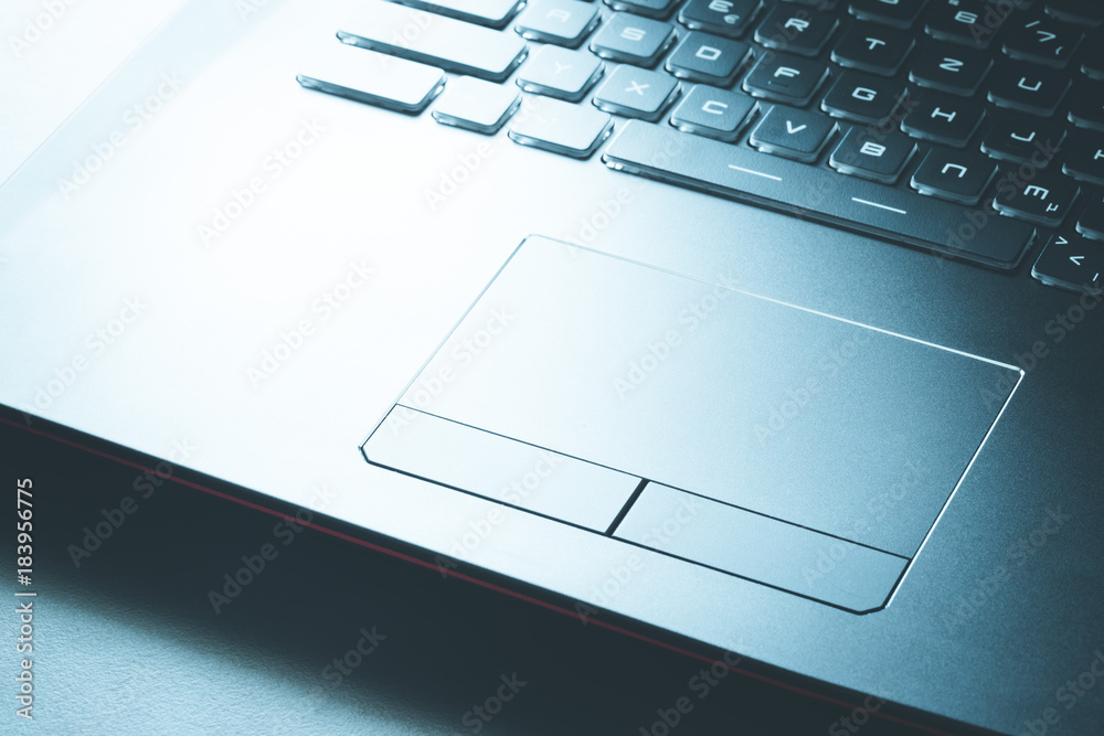 Laptop mit Touchpad, Finger führt Eingabe aus Laptop mit Touchpad, Finger führt Eingabe aus