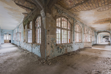 Wandcirkels Oud Ziekenhuis Beelitz Verloren gang met spookachtige sfeer  © Perry