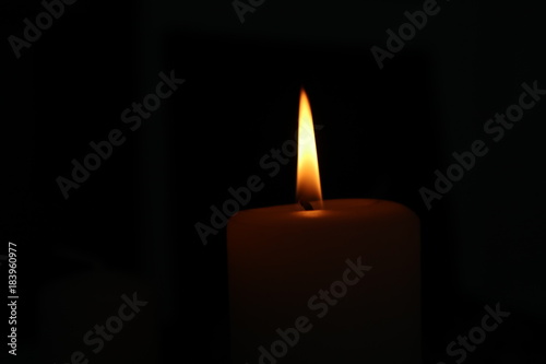 Kerzenschein im Dunkeln