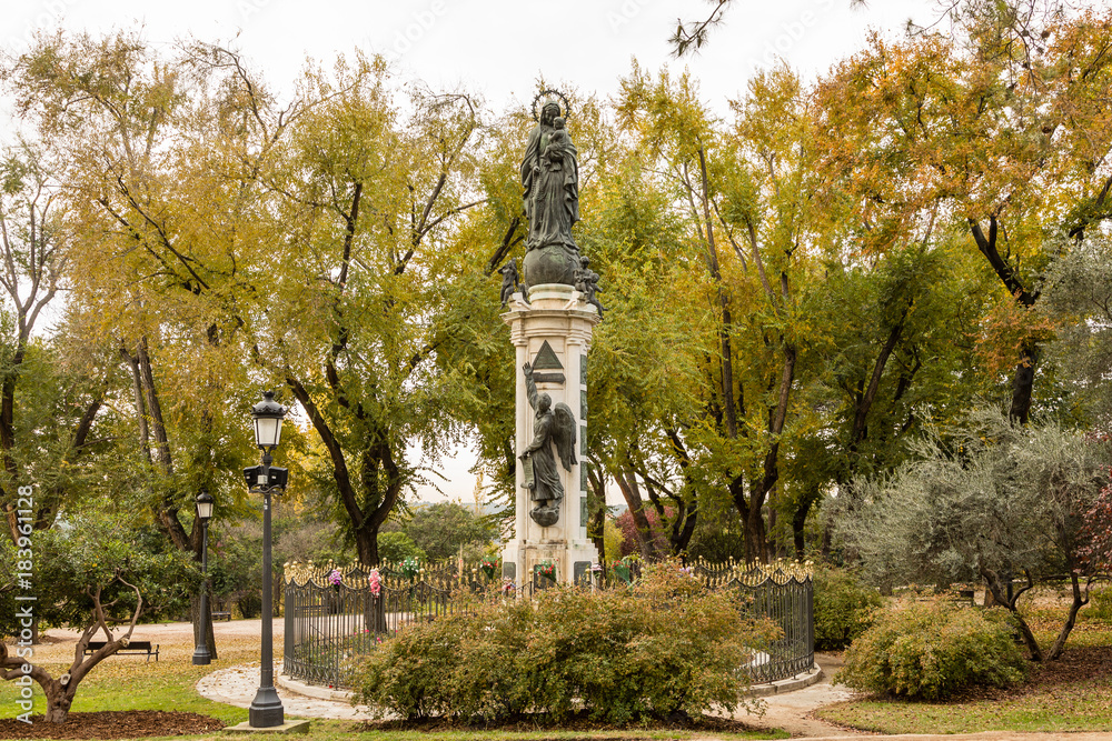 Obraz premium Madrid West Park with trees tinted by autumn colors