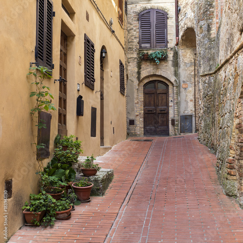 Fototapeta Naklejka Na Ścianę i Meble -  end of narrow street in Tuscany city in Italy