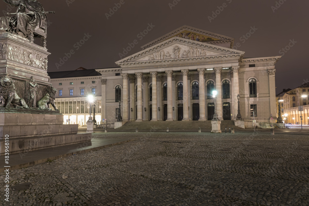 Fototapeta premium Bayerische Staatsoper in München bei Nacht