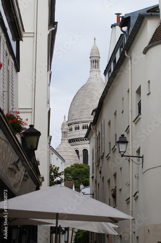 Basilique du Sacré-Cœur de Montmartre depuis une rue adjacente 