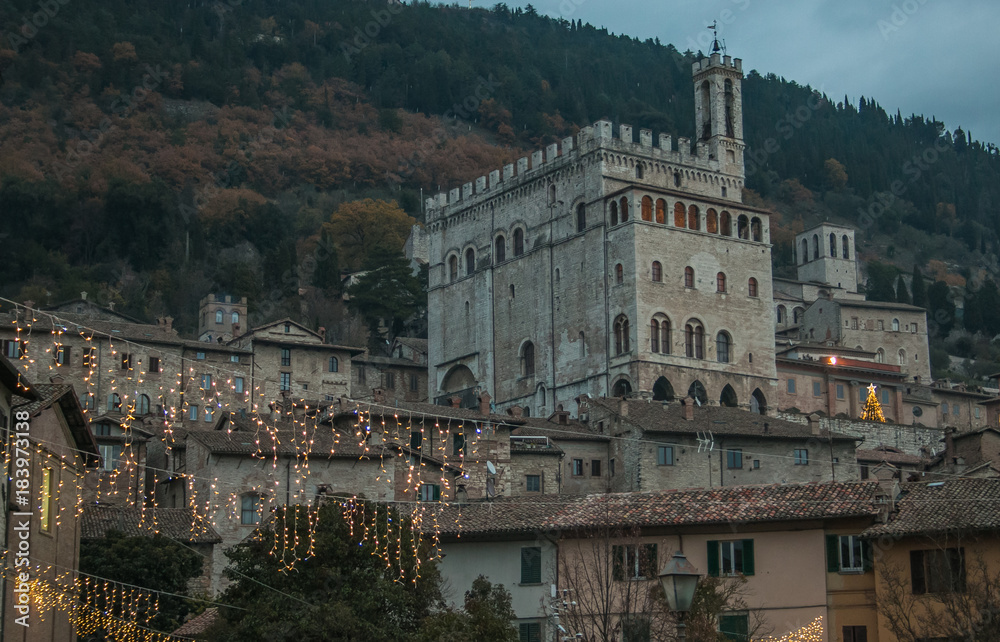 Luminarie di natale nel centro medievale del borgo di Gubbio in Umbria