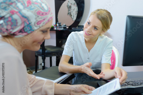 Foto caregiver with patient