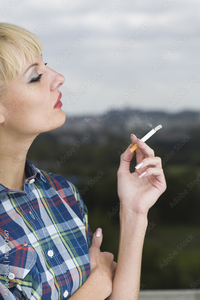 Obraz premium Smoking woman