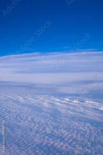 Blauer Himmel und Wolken vom Flugzeug aus betrachtet