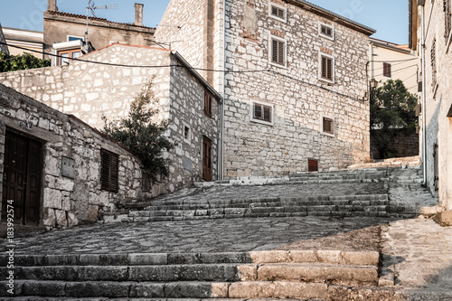 Steinmauer in Vrsar, Kroatien © bobmachee