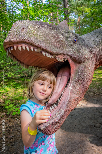 Obraz na płótnie Little girls head in the mouth of a dinosaur w salonie