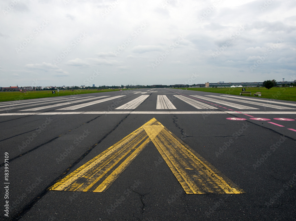 Fototapeta premium ehemalige Landebahn Tempelhof Berlin.former runway Tempelhof Berlin