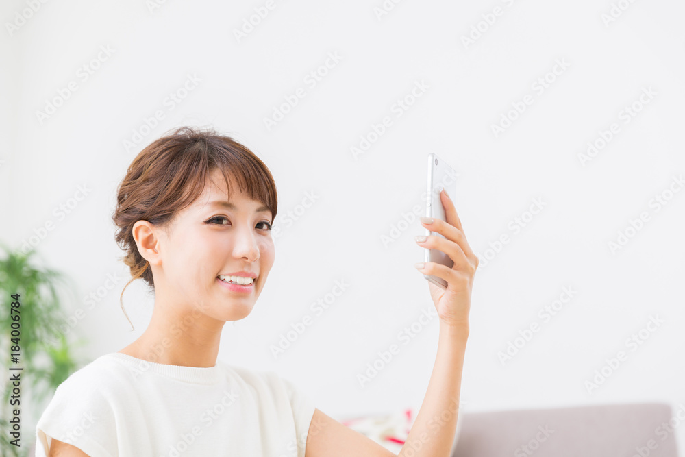 スマホを見る女性 スマホを見る女性