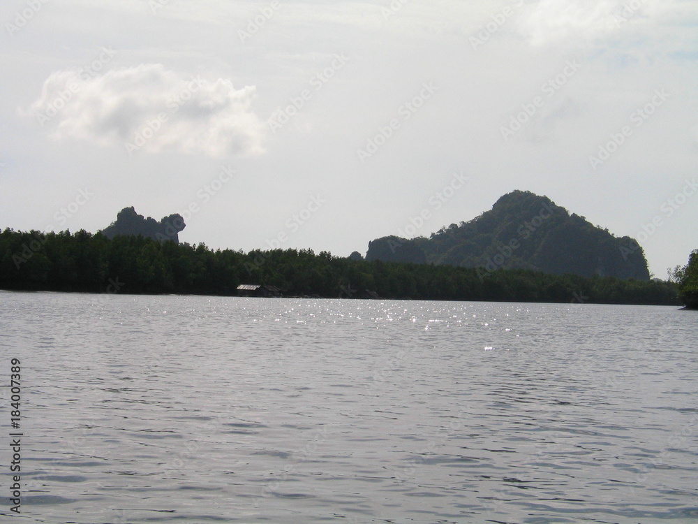 Krabi (Tailandia) en el mar de Andamán, zona de excepcional belleza natural de Asia