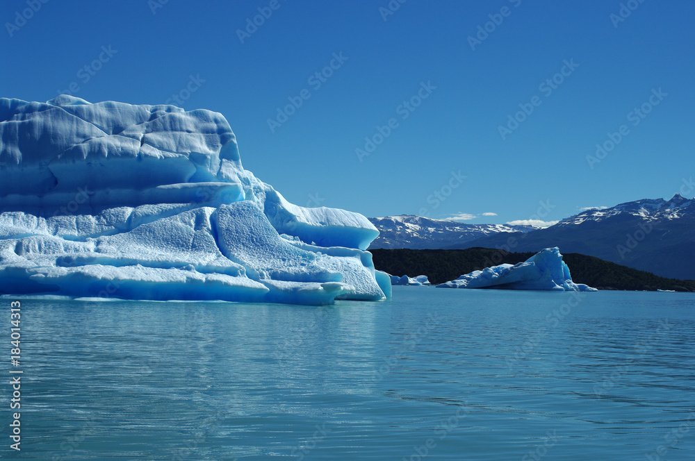 Iceberg devant les montagnes - 5
