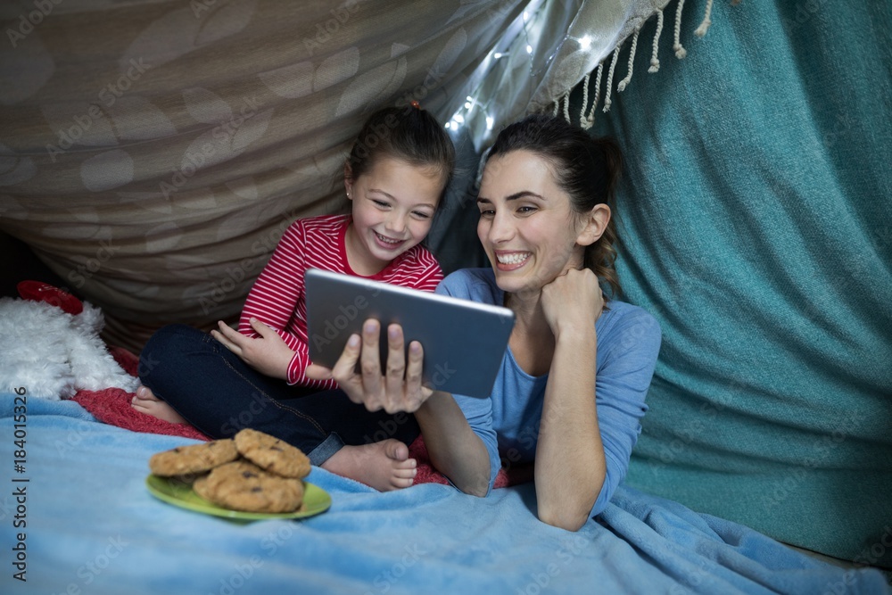 Fotografie Mother and daughter using digital tablet
