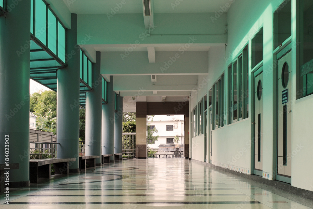 Hallway in a school building without people.
