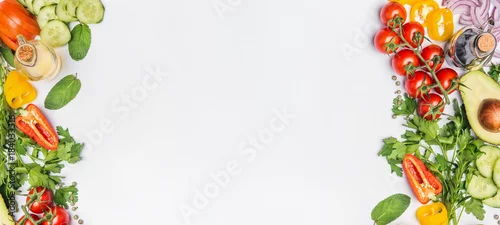 Fototapeta Zdrowy, czysty układ jedzenia, wegetariańskie jedzenie i dieta koncepcja żywienia. Różnorodni świeżych warzyw składniki dla sałatki na bielu zgłaszają tło, odgórny widok, rama, sztandar