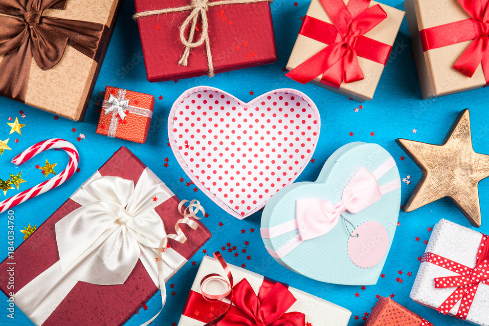 Obraz premium Christmas presents on blue background