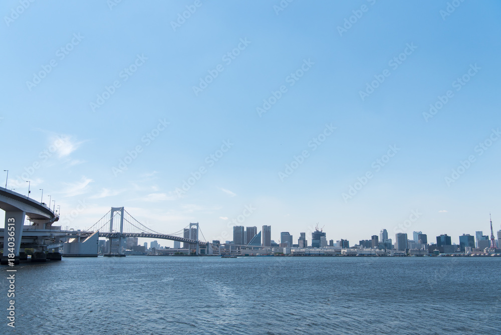 東京湾とレインボーブリッジ