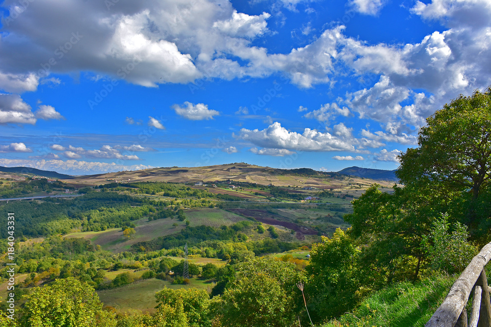 Italia, Basilicata, Castello di Lagopesole, IX secolo, di origine saracena e normanna. Paesaggio collinare intorno al castello. Italia, Basilicata, Castello di Lagopesole, IX secolo, di origine saracena e normanna. Paesaggio collinare intorno al castello.